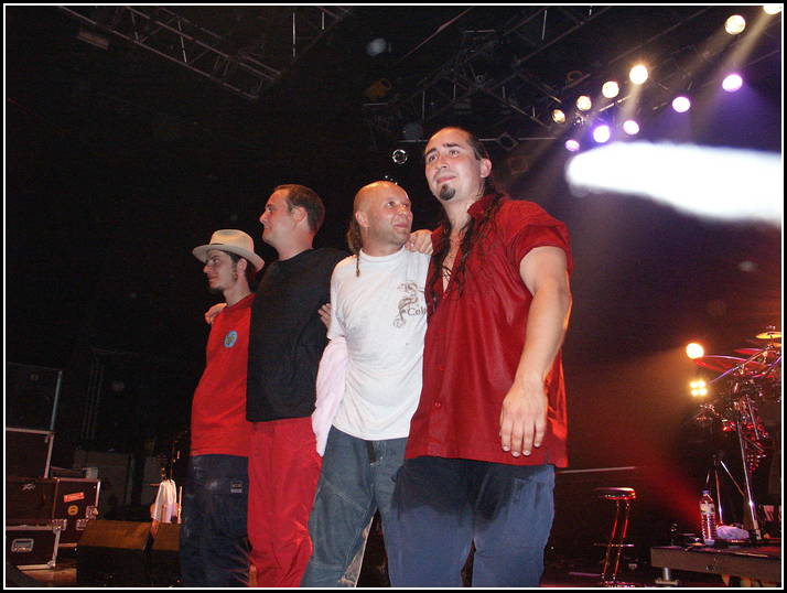 http://www.tasteofindie.com/photos/2002-09-11-Concert_Tryo_ile_de_re/tryo_012.jpg