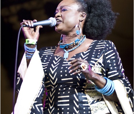 Oumou Sangare &#8211; Festival Indetendances 2009 (Paris)